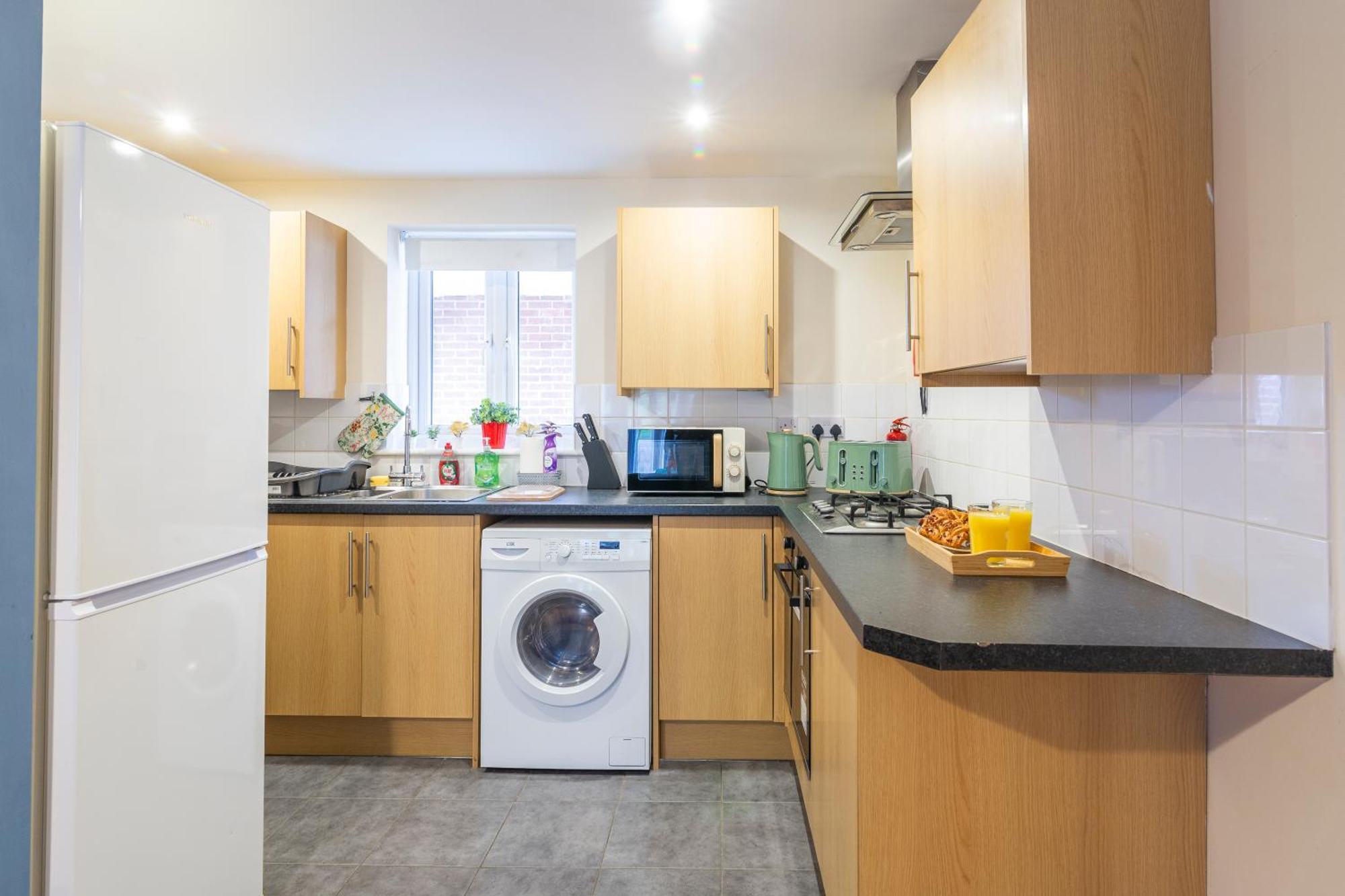 The Vogue Stay, 3 Bedrooms, 2 Bathrooms, Ideal For Jr & Oxford Hospitals, Free Carpark, Conveniently Located For Ring Road Access, 2 Miles From Oxford City Centre Easy Car & Bus Route Экстерьер фото